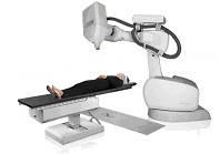 Accélérateur linéaire sur le bras robotisé